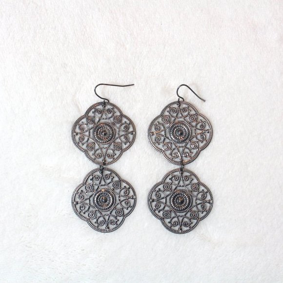 💖Black Filigree Cut-out Dangle Light Weight Medallion Indie Earrings - Picture 2 of 3